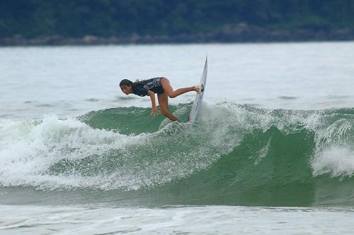 Irmã caçula de Gabriel Medina, surfista de apenas 12 anos venceu a etapa inicial em SC / Foto: Aleko Stergiou/IGM